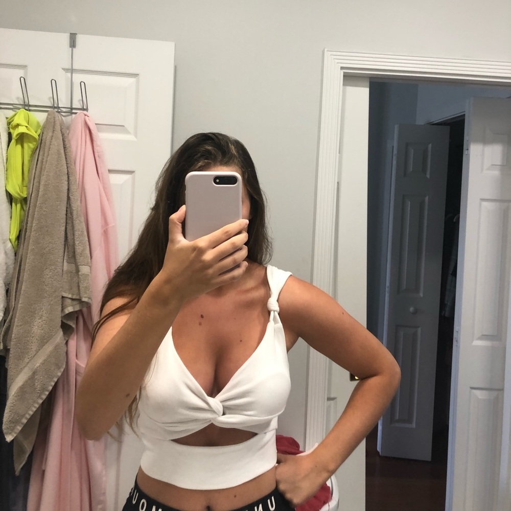 White top - Picture 2 of 5